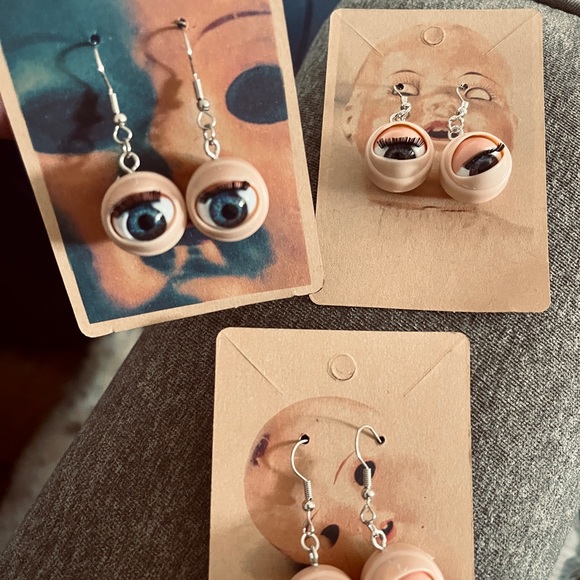 Creepy Cute Retro Doll Eye Earrings with Blinking Eyelashes Fun Weird Halloween - Picture 3 of 13